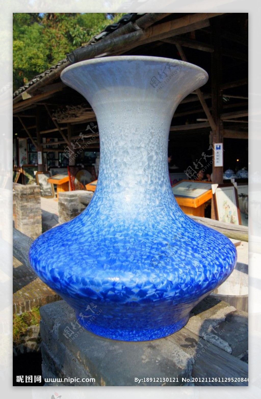 蓝色冰纹大花瓶图片