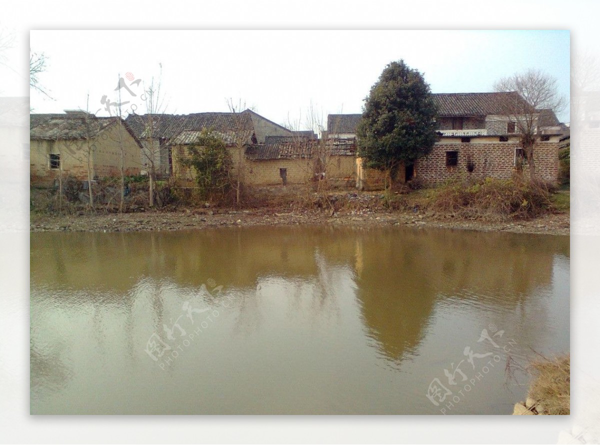 水塘边的村庄图片