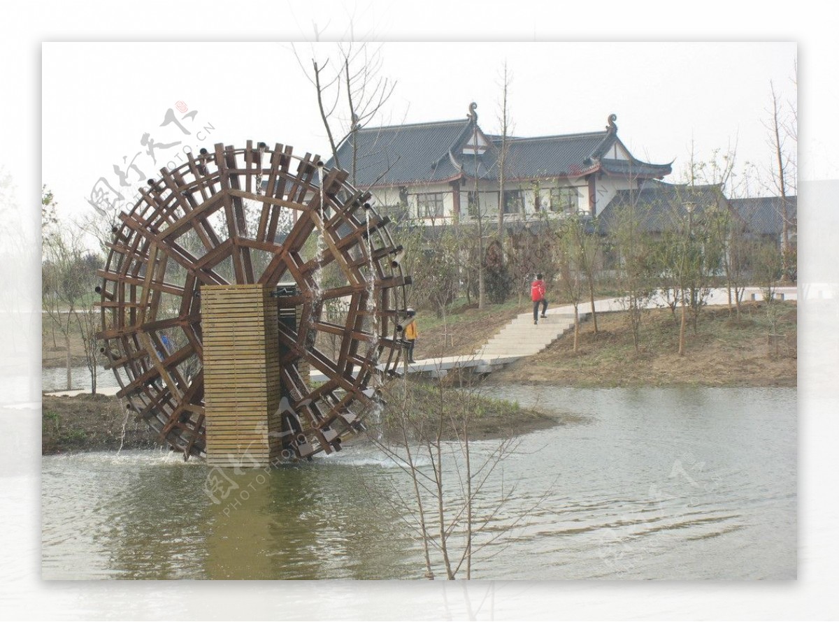 建湖双湖公园水车图片