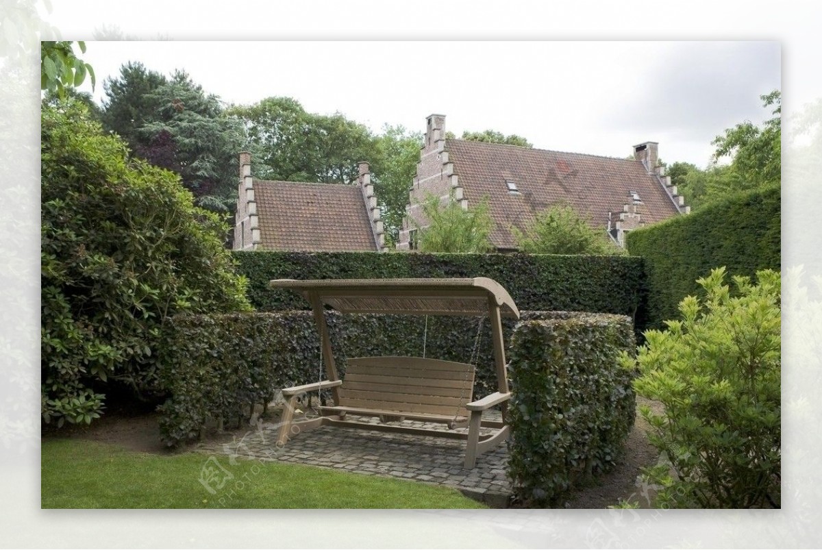 摇椅房子屋顶园林吊椅植物树丛花园图片