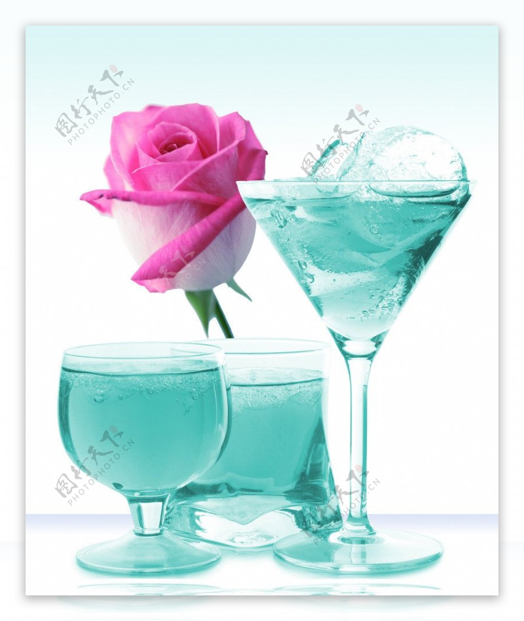 玫瑰与酒杯图片