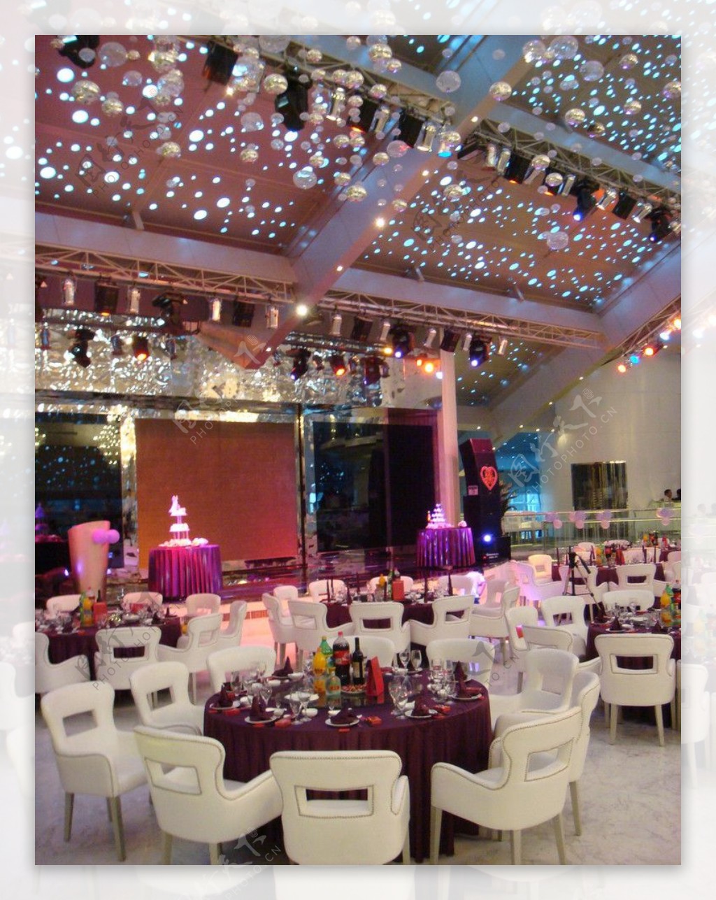 婚礼现场桌子椅子花柱紫色桌布吊灯满天星图片