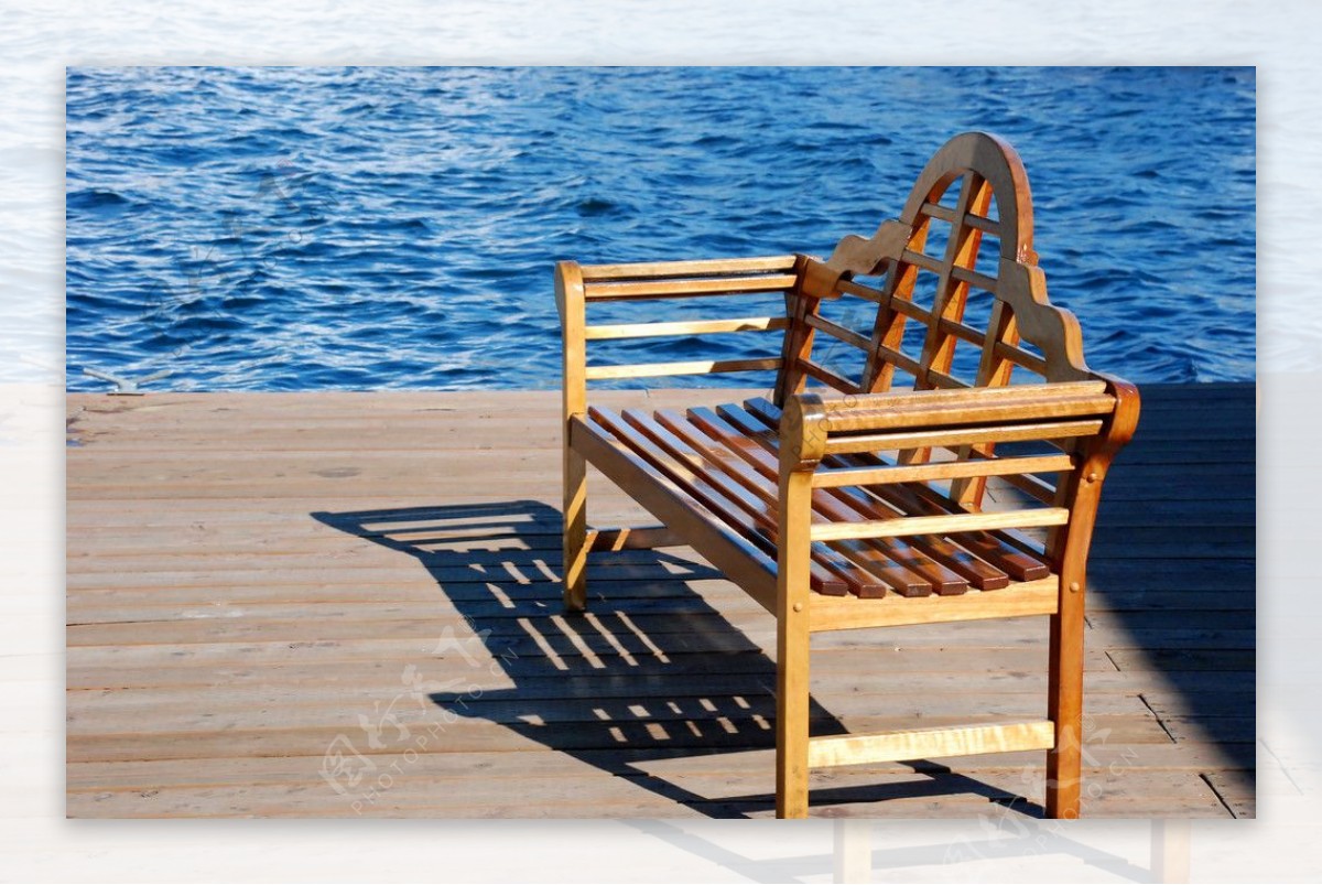 海边小木椅图片