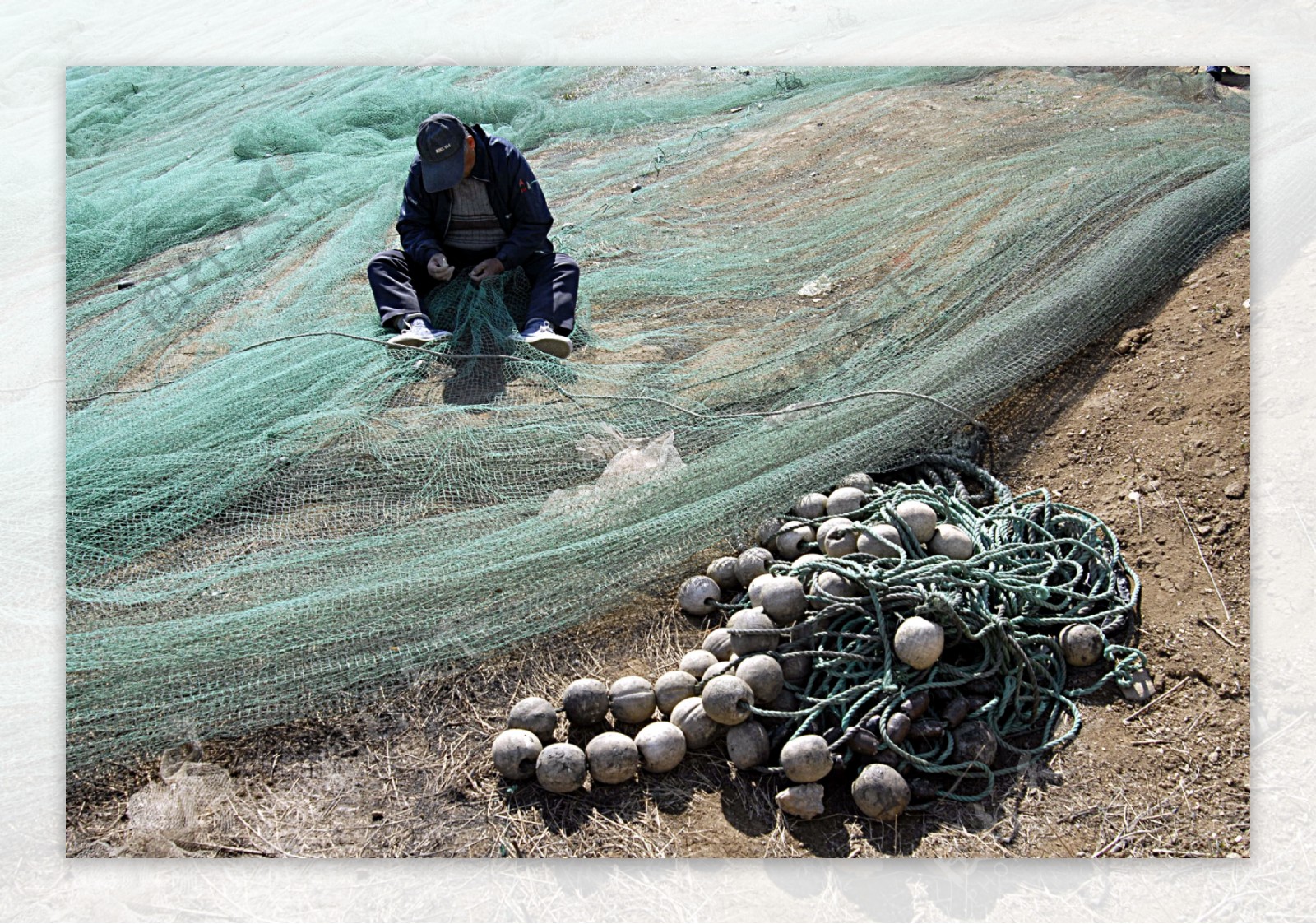 织补渔网渔民图片