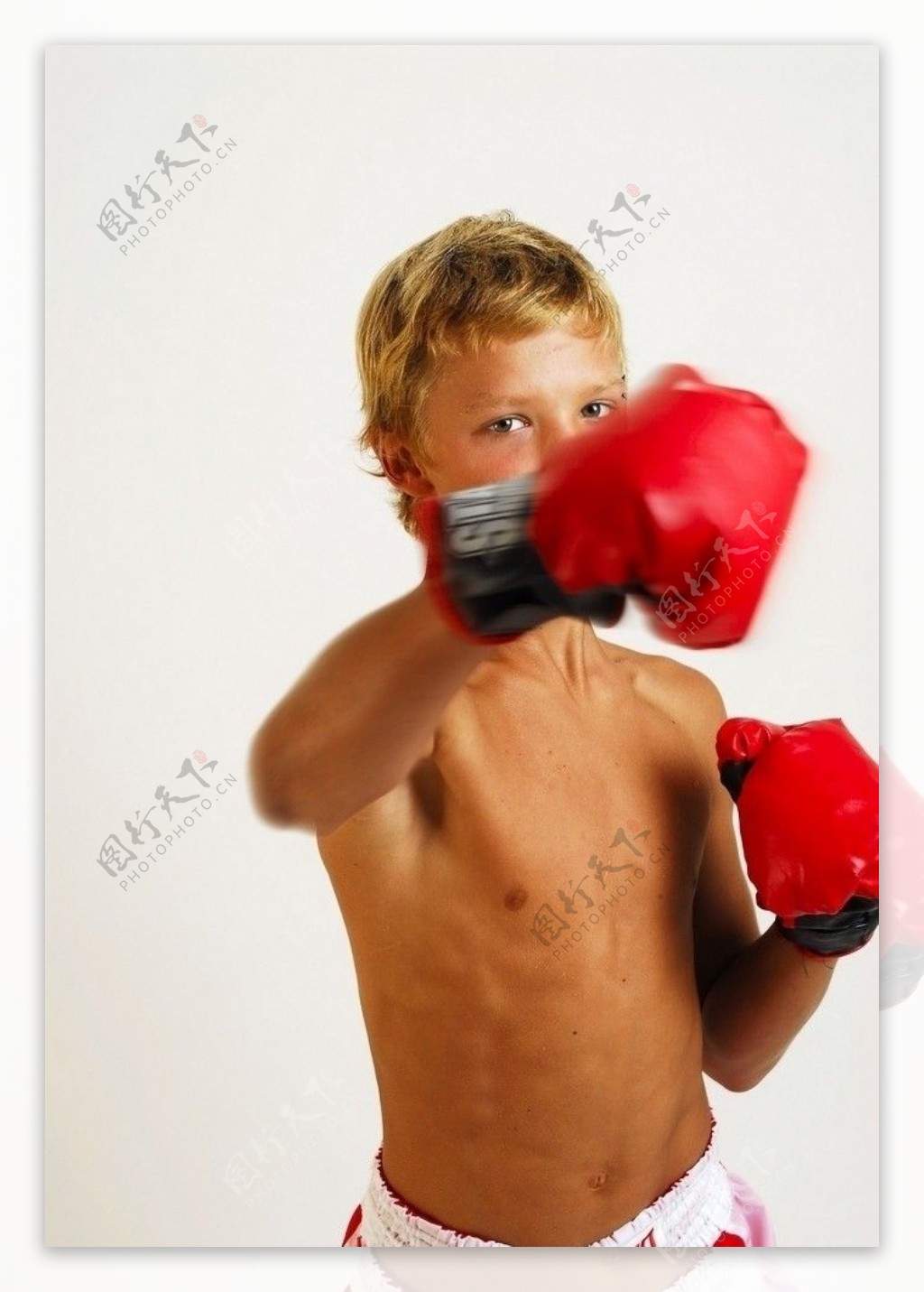 正在出拳的小拳击手图片