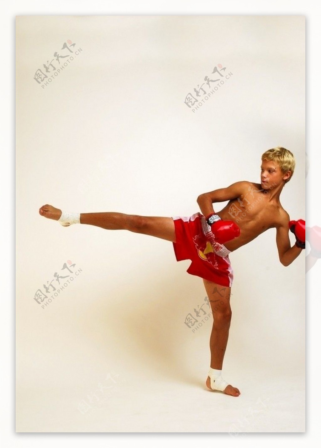 踢腿的拳击男孩图片