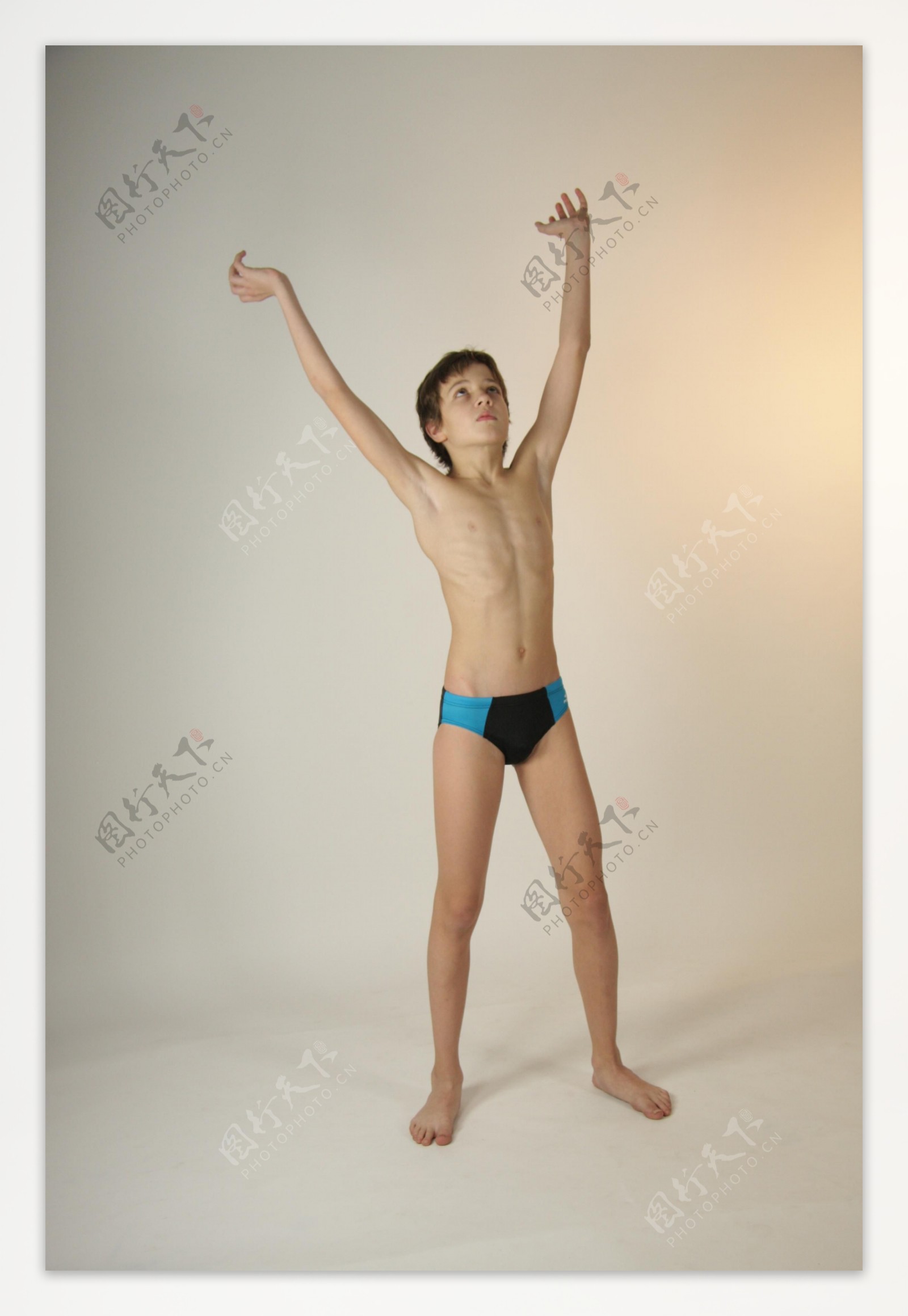 伸展身体的男孩图片