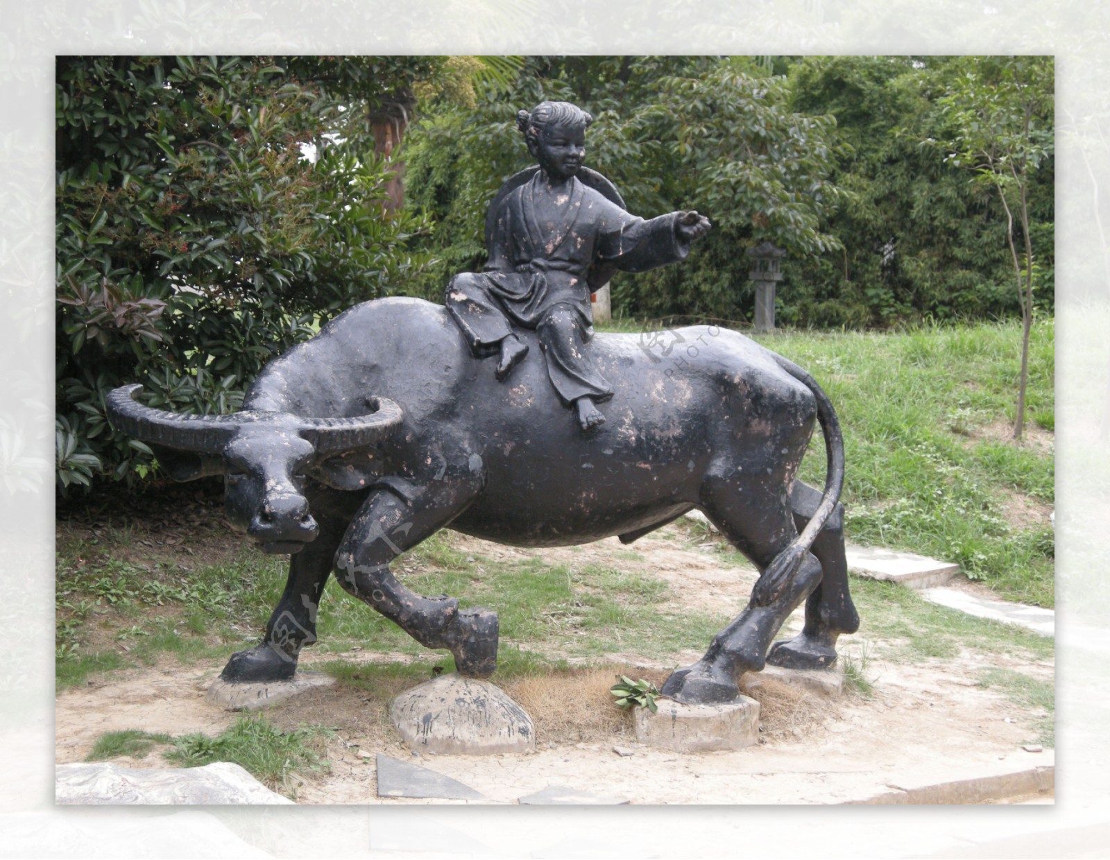 牧童骑黄牛青铜雕像图片
