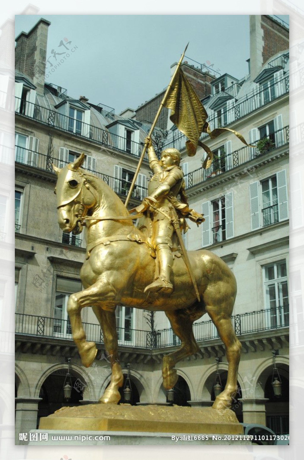 巴黎街头的胜利女神雕塑图片