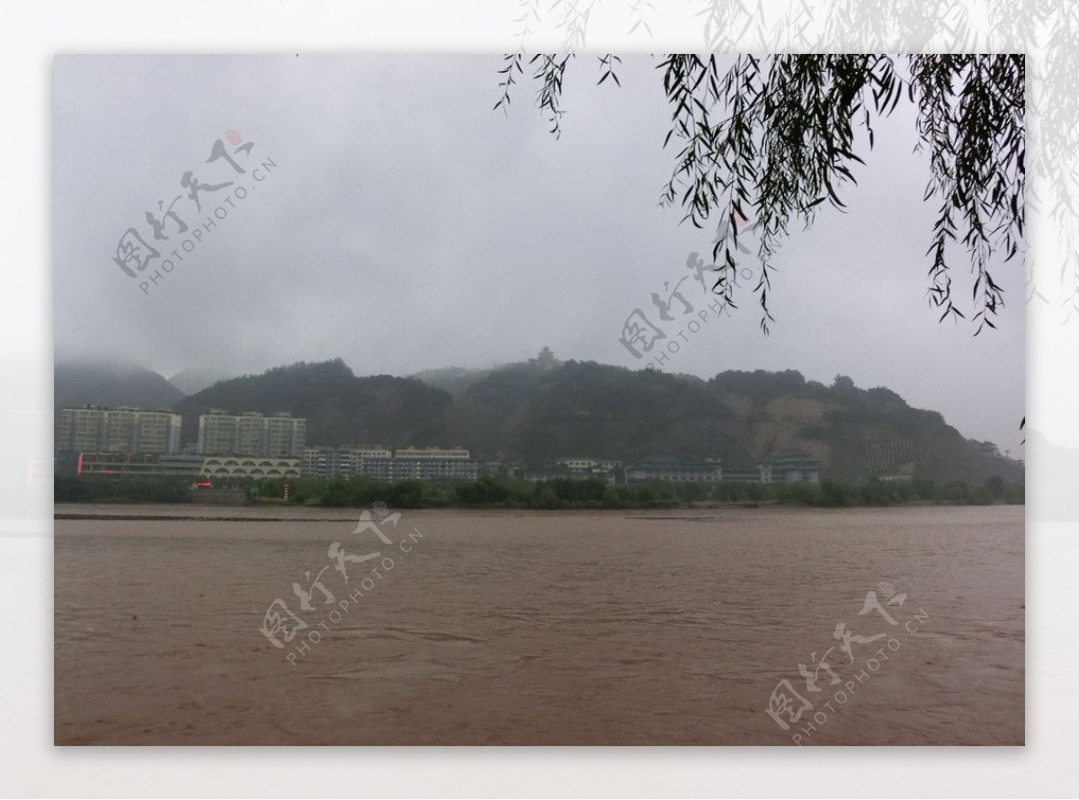 雨中黄河图片