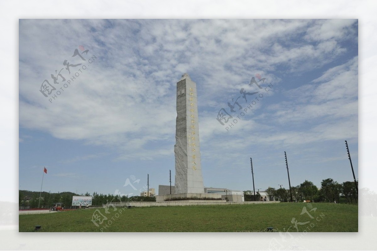新北川地震纪念广场雕塑背面广角横构图图片