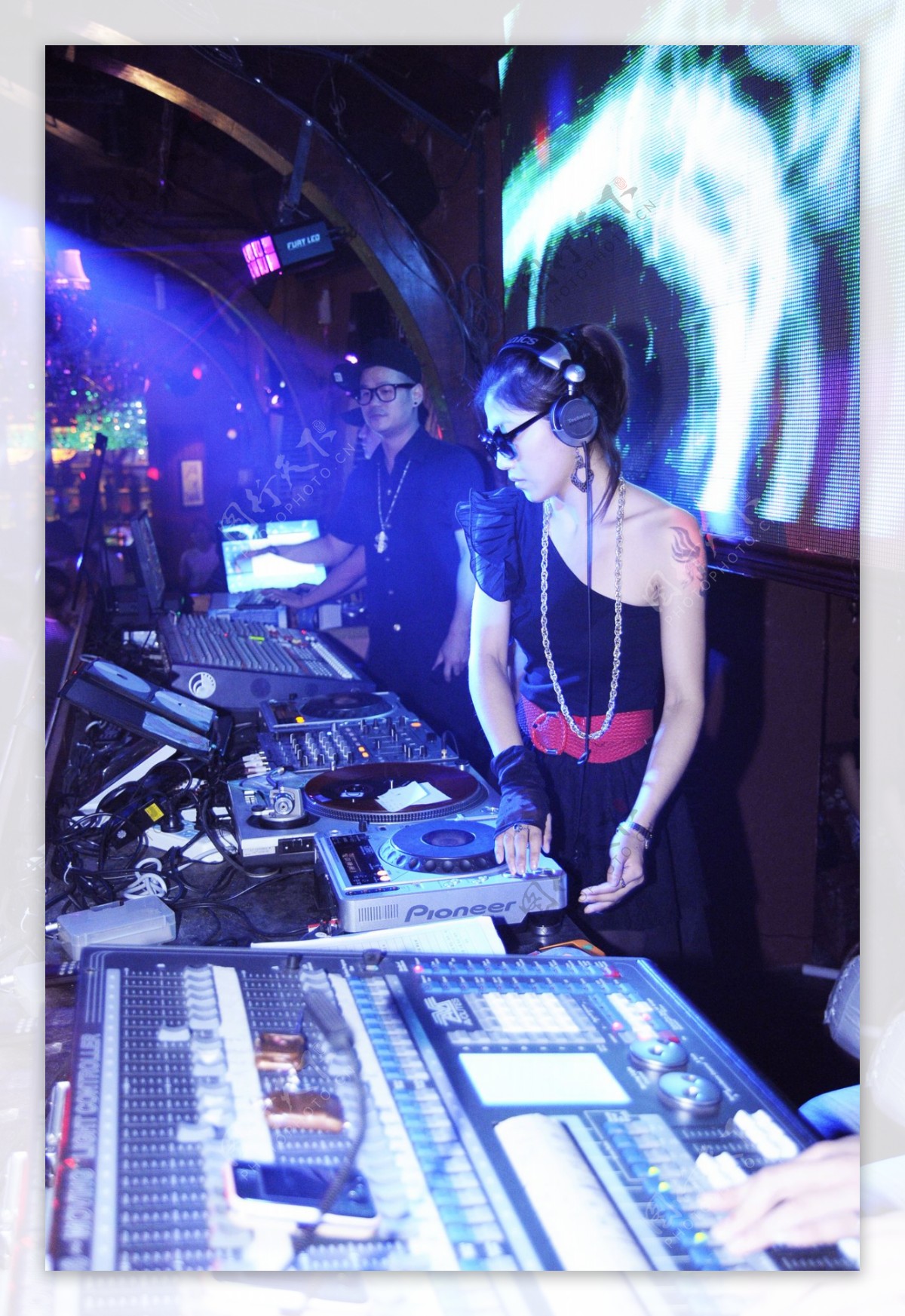 酒吧女DJ图片