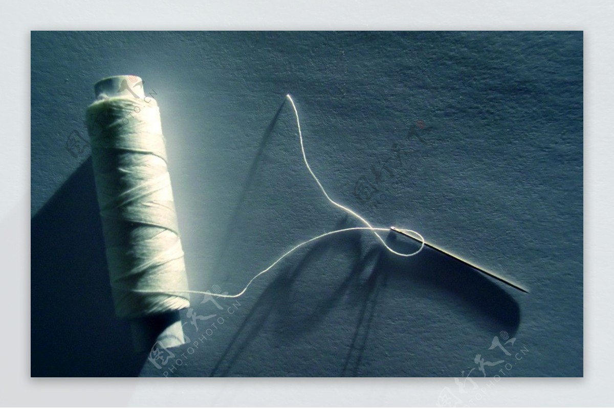 人们，针线，缝合和剪裁概念-有螺纹的裁缝妇女在针缝的织品 缝合与针的手 库存照片 - 图片 包括有 特写镜头, 女性: 148384830