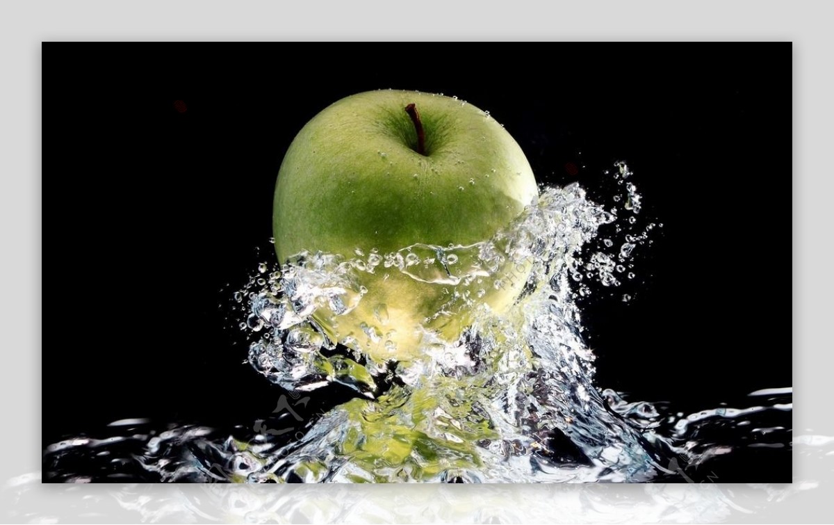 水中的苹果图片