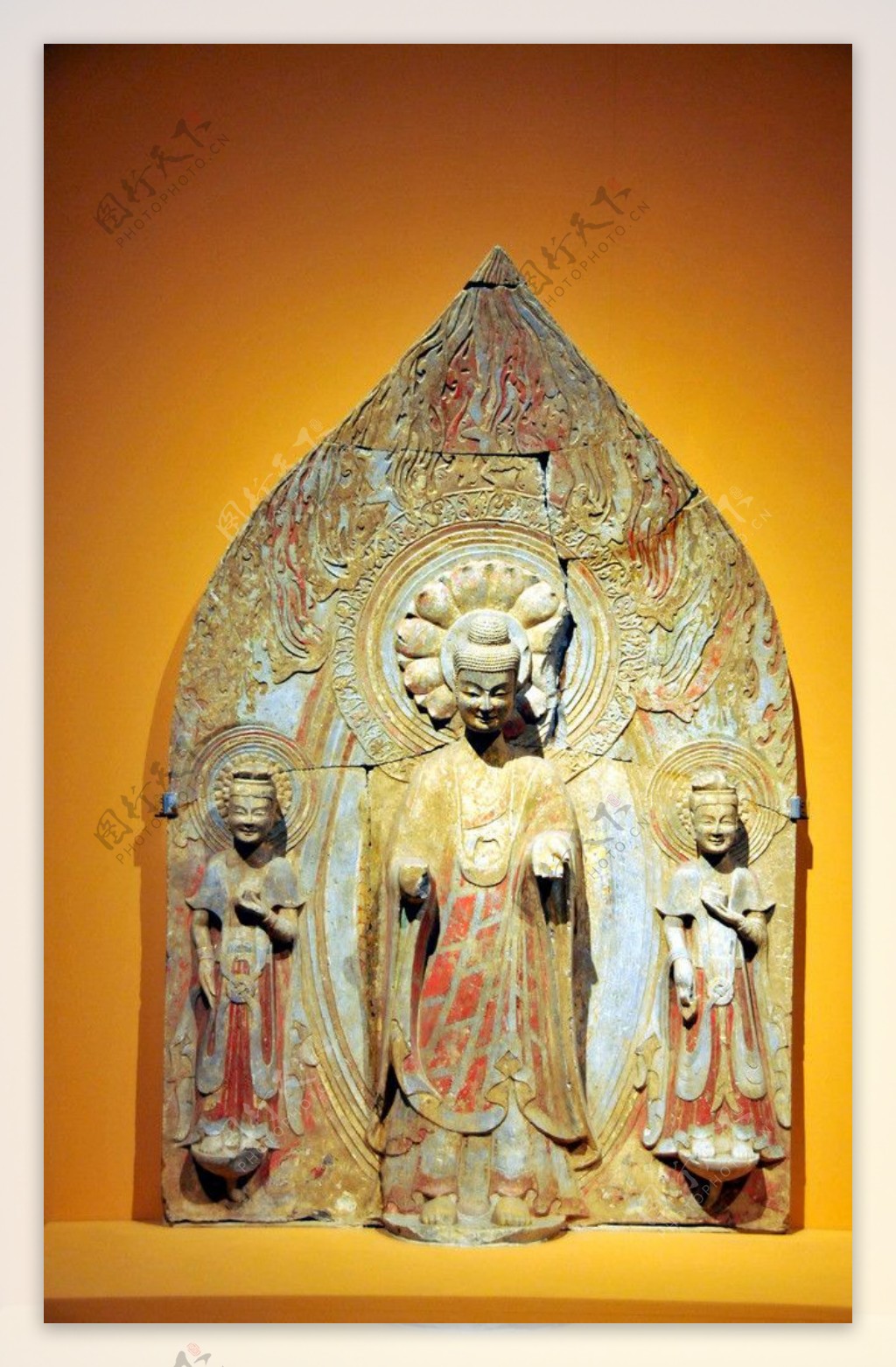 彩绘贴金石雕佛菩萨三尊立像图片