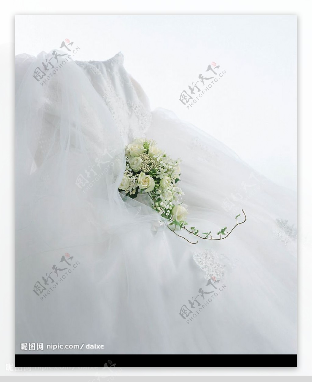 婚纱上的鲜花图片