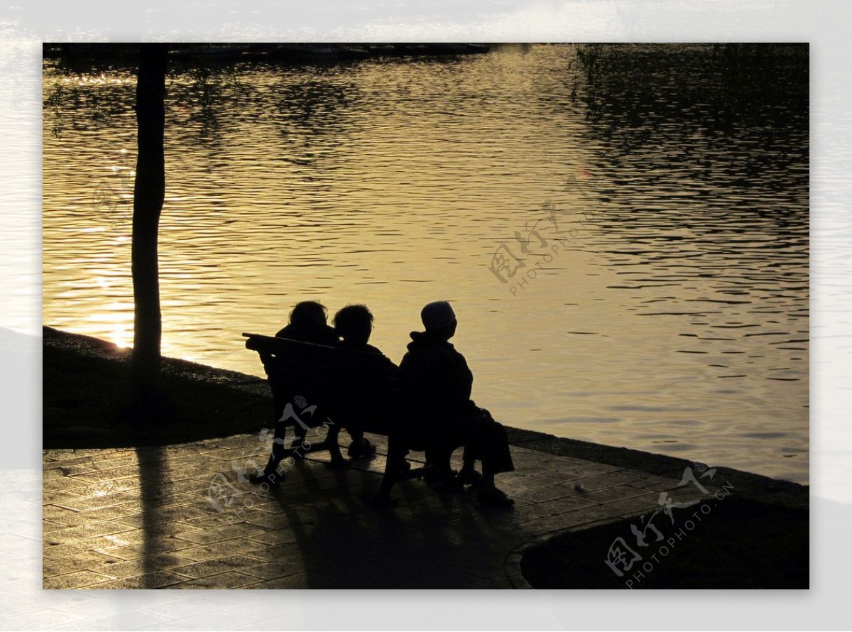 黄昏湖边长凳上的老人图片