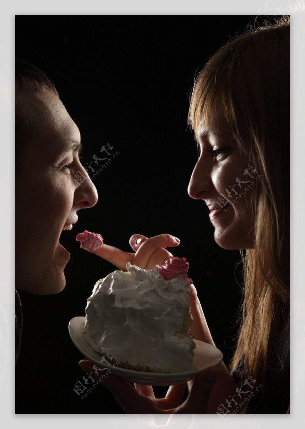 情侣吃蛋糕图片