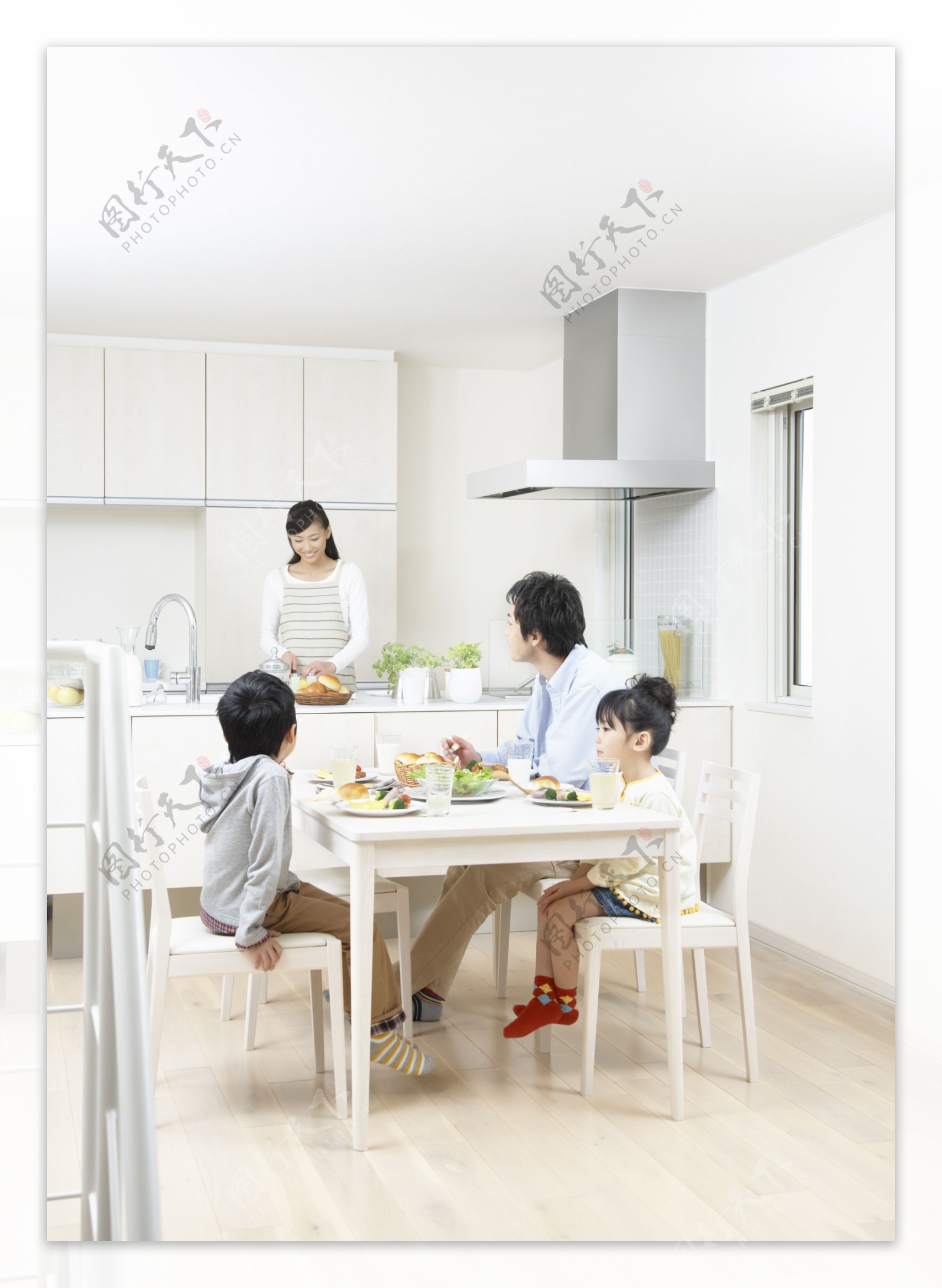 一家人用餐图片