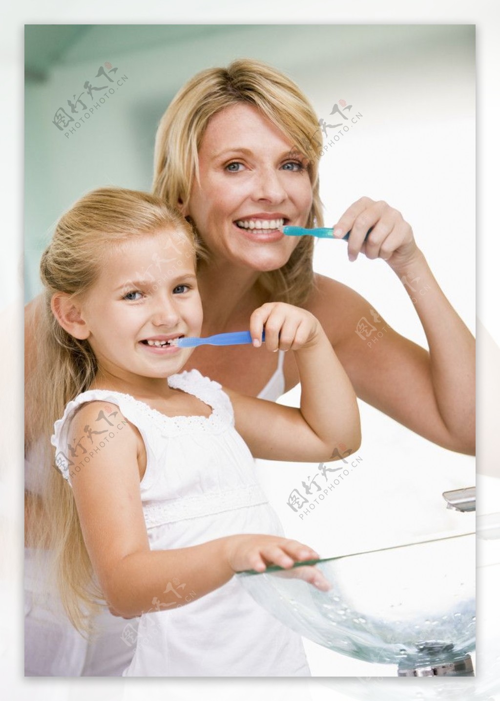刷牙图片