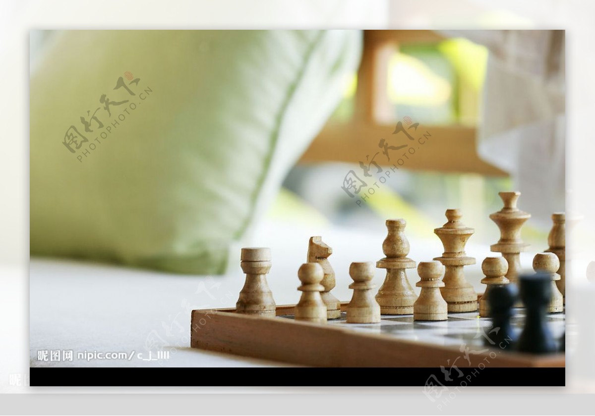 摆好的国际象棋图片