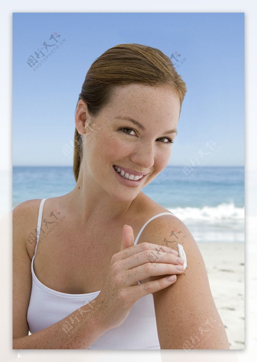 美女模特夏日海滩的悠闲生活图片