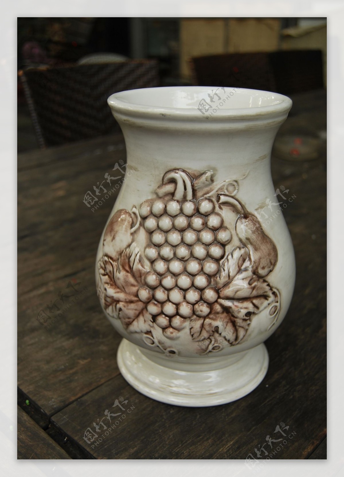 古典凸纹立体葡萄图案花瓶图片