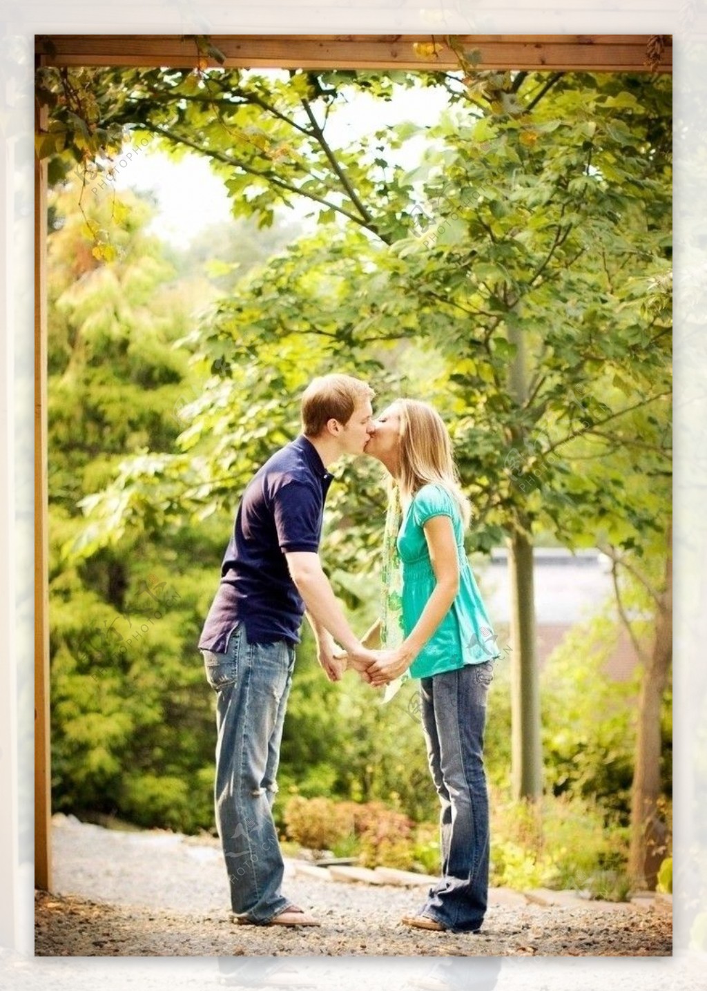 情侣亲吻牵手公园图片