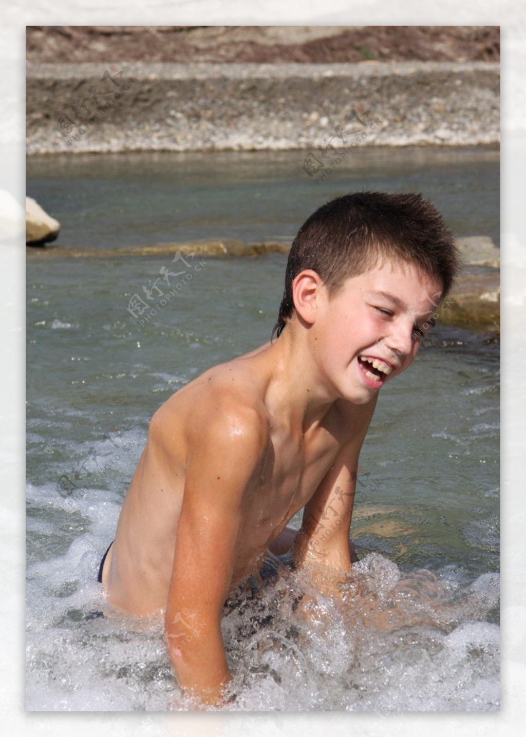 水中玩得开心的男孩图片