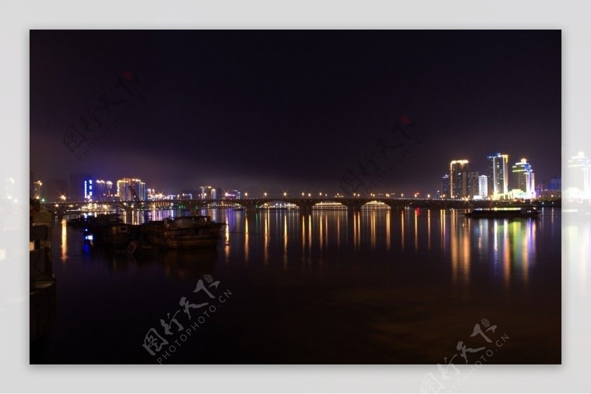清远北江河雨后夜景图片