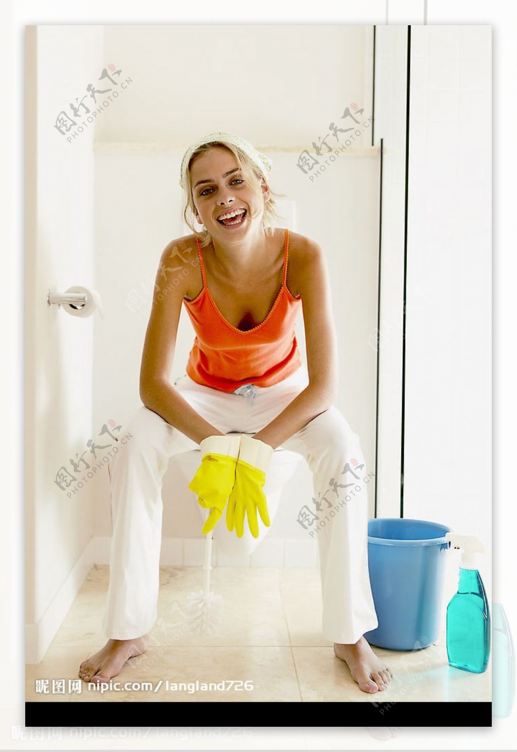 打扫卫生的女性图片