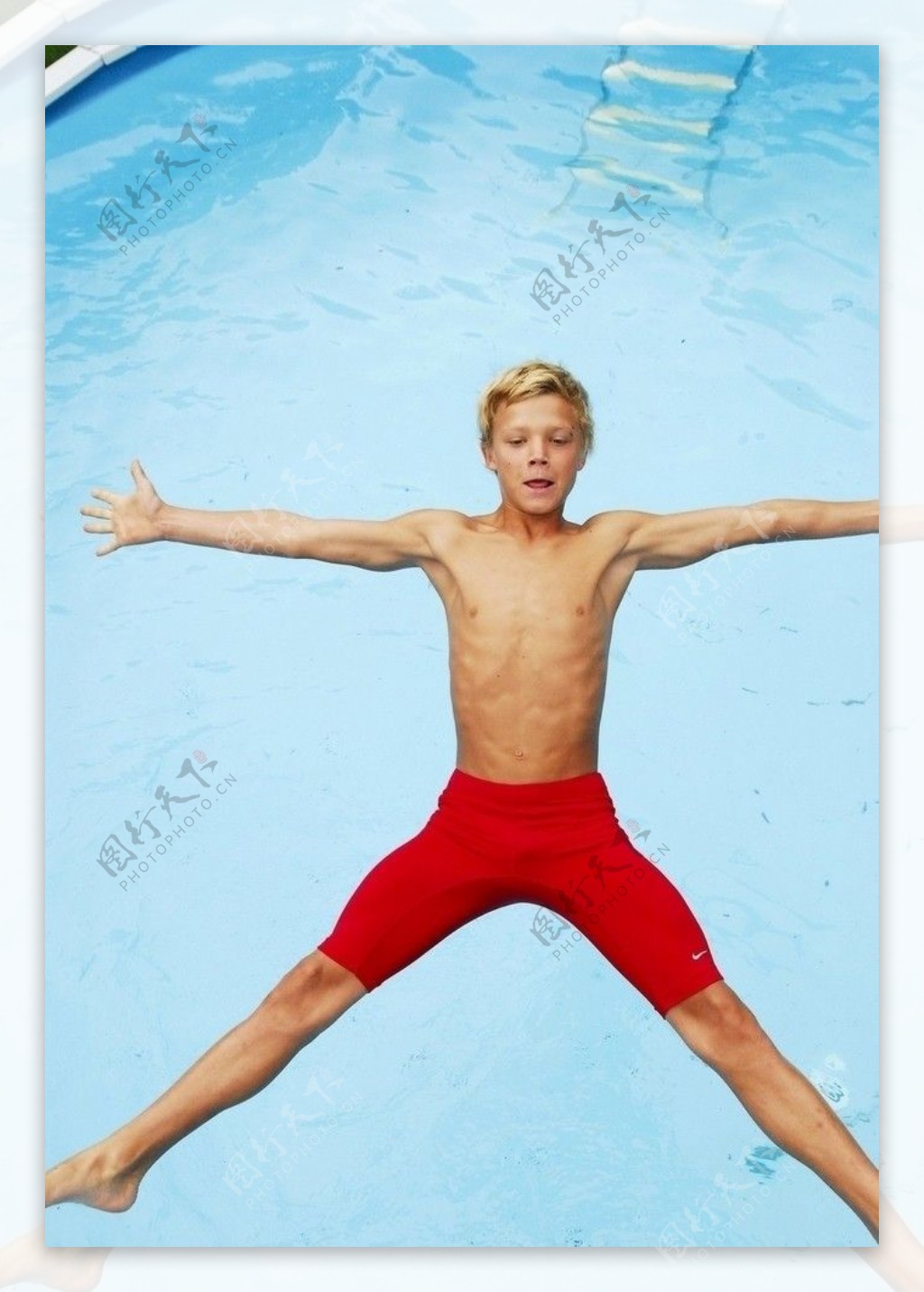 往水池掉落的男孩图片