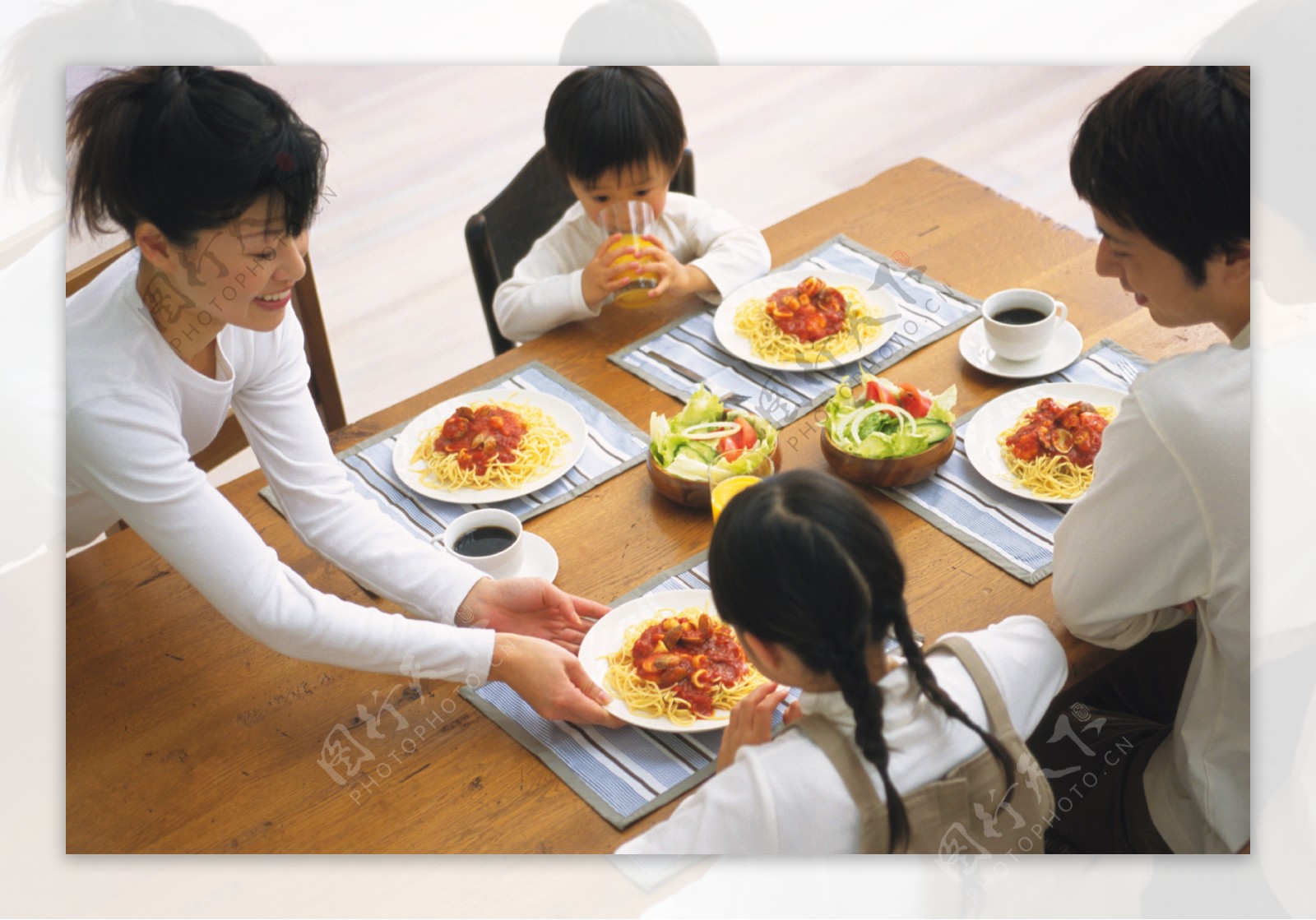 一家人就餐图片