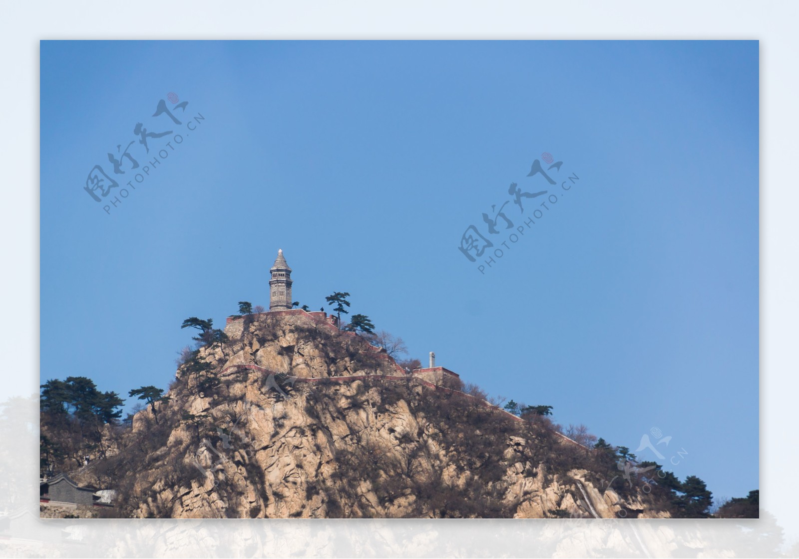 盘山风景区顶峰的佛塔图片