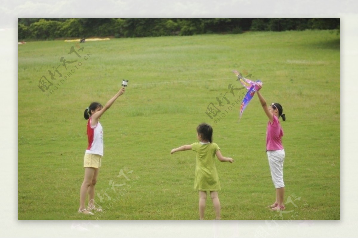 在公园里放风筝的孩子们图片