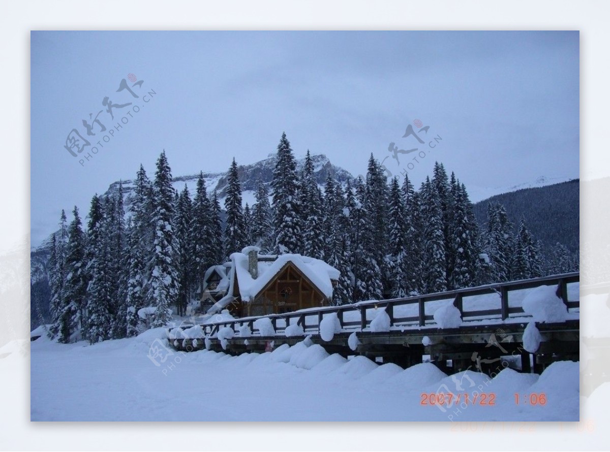 加拿大翡翠湖雪景图片