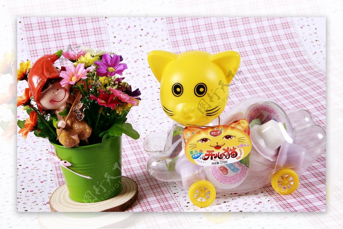 玩具猫与花束图片