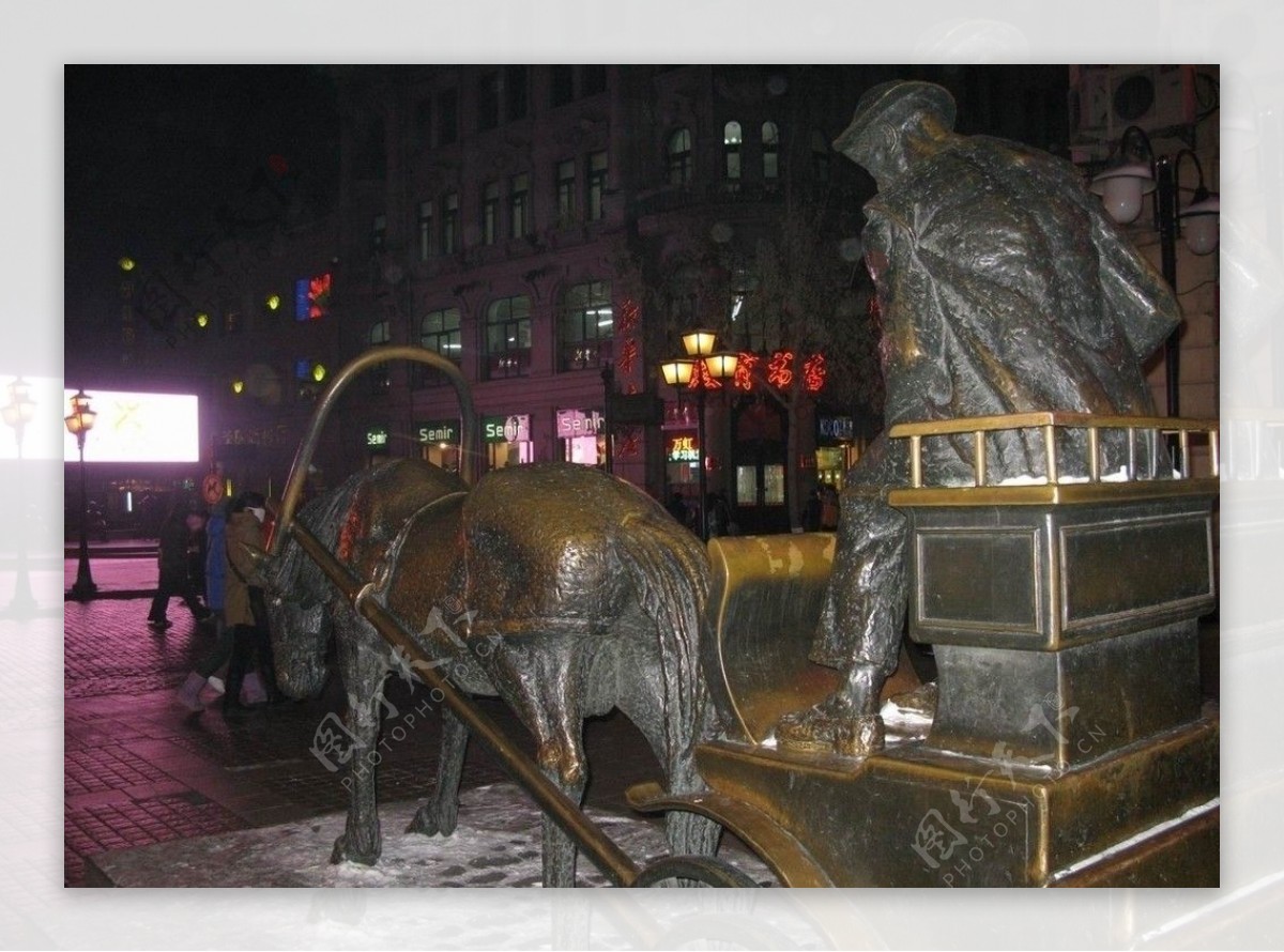 哈尔滨中央大街百年铜车马图片