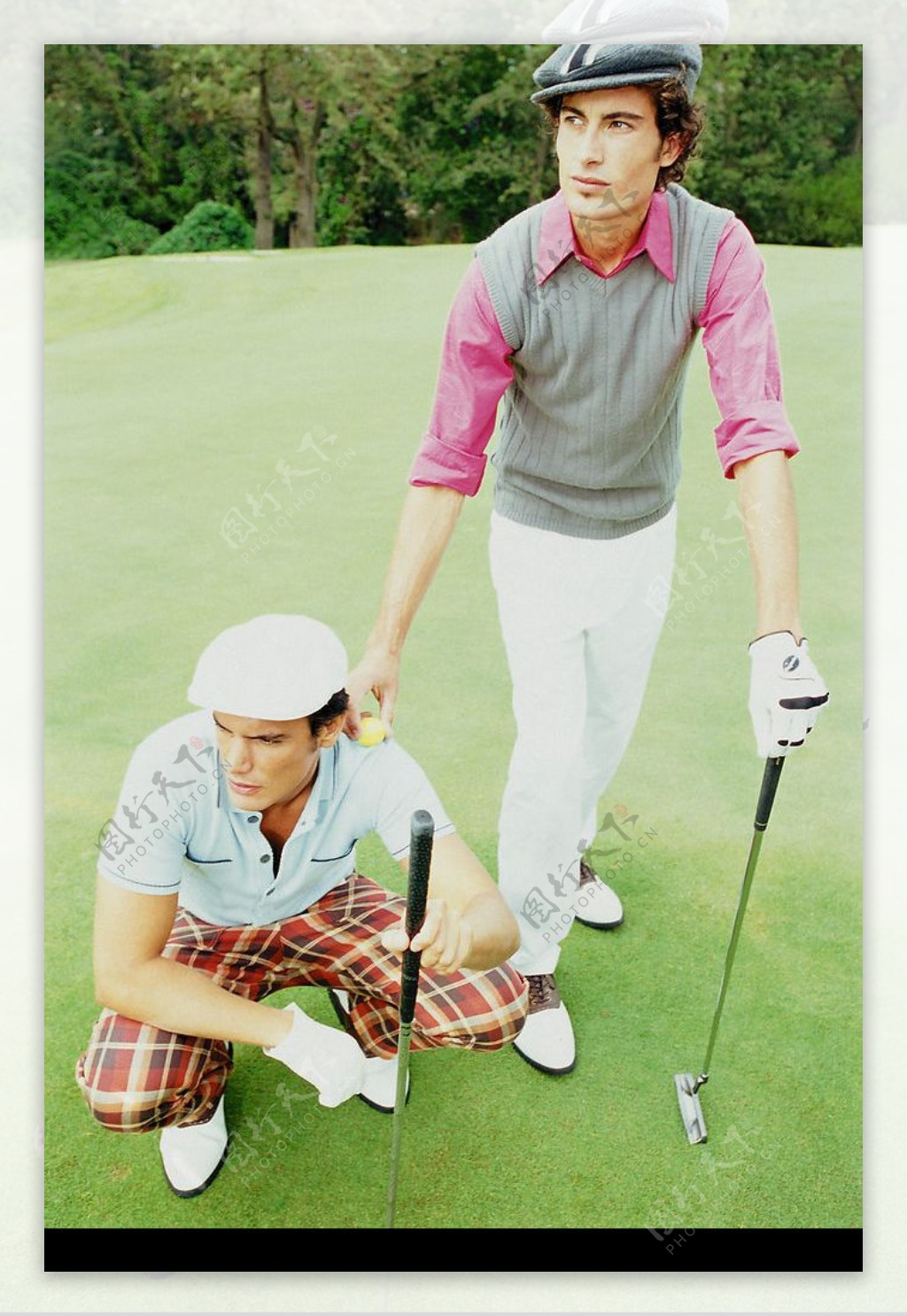 男士们与高尔夫球图片