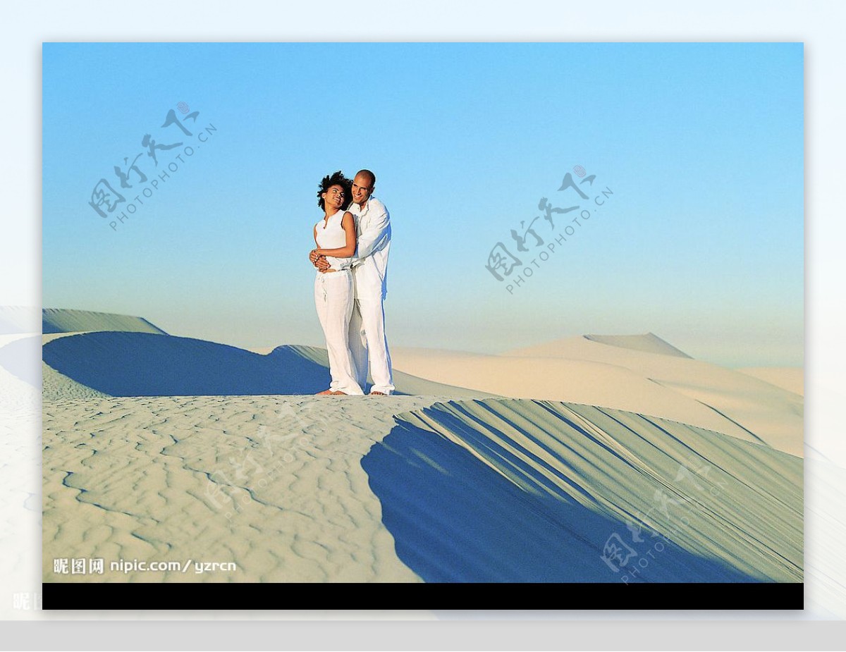 沙漠沙滩情侣人物图片