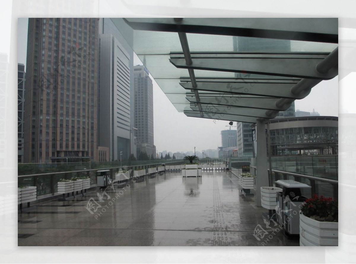 钢化玻璃雨棚人行天桥雨棚图片
