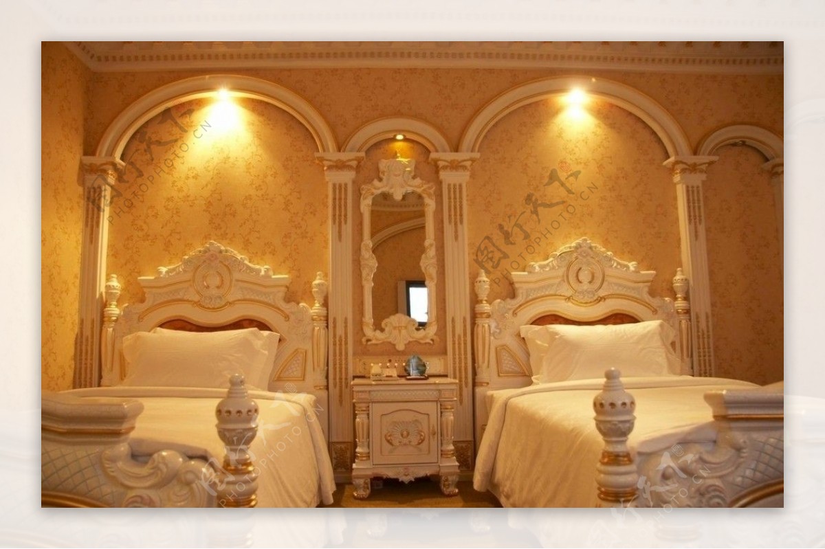 酒店宾馆卧室床暖调宫廷式欧式古典标准间图片
