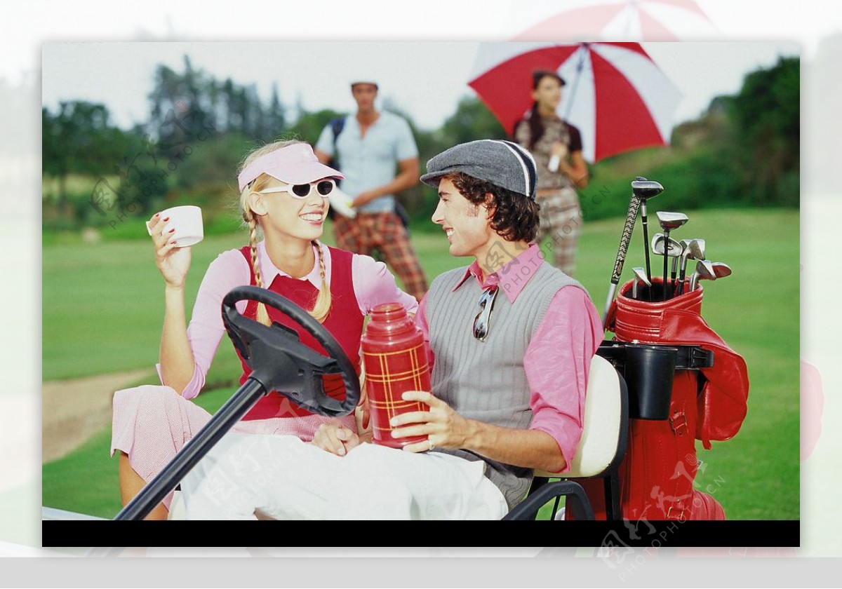 男士女士坐在高尔夫球车上图片