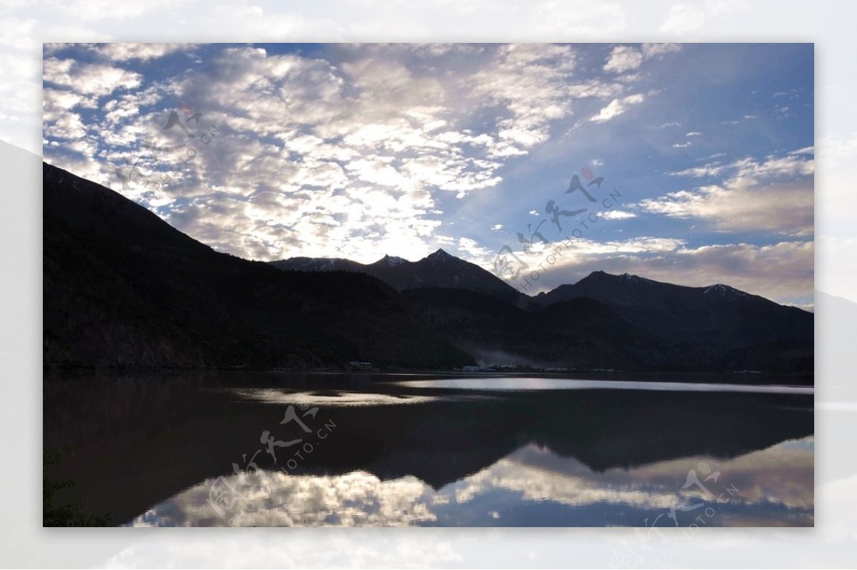 然乌湖的黄昏图片