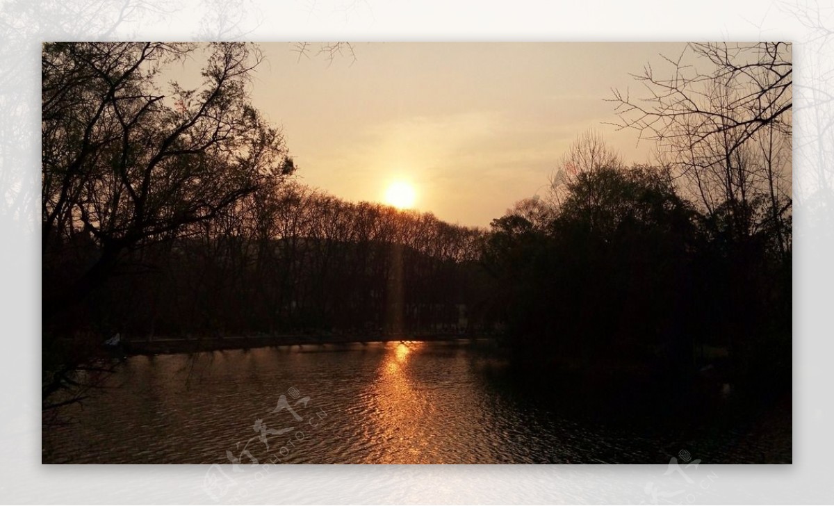 夕阳河边图片
