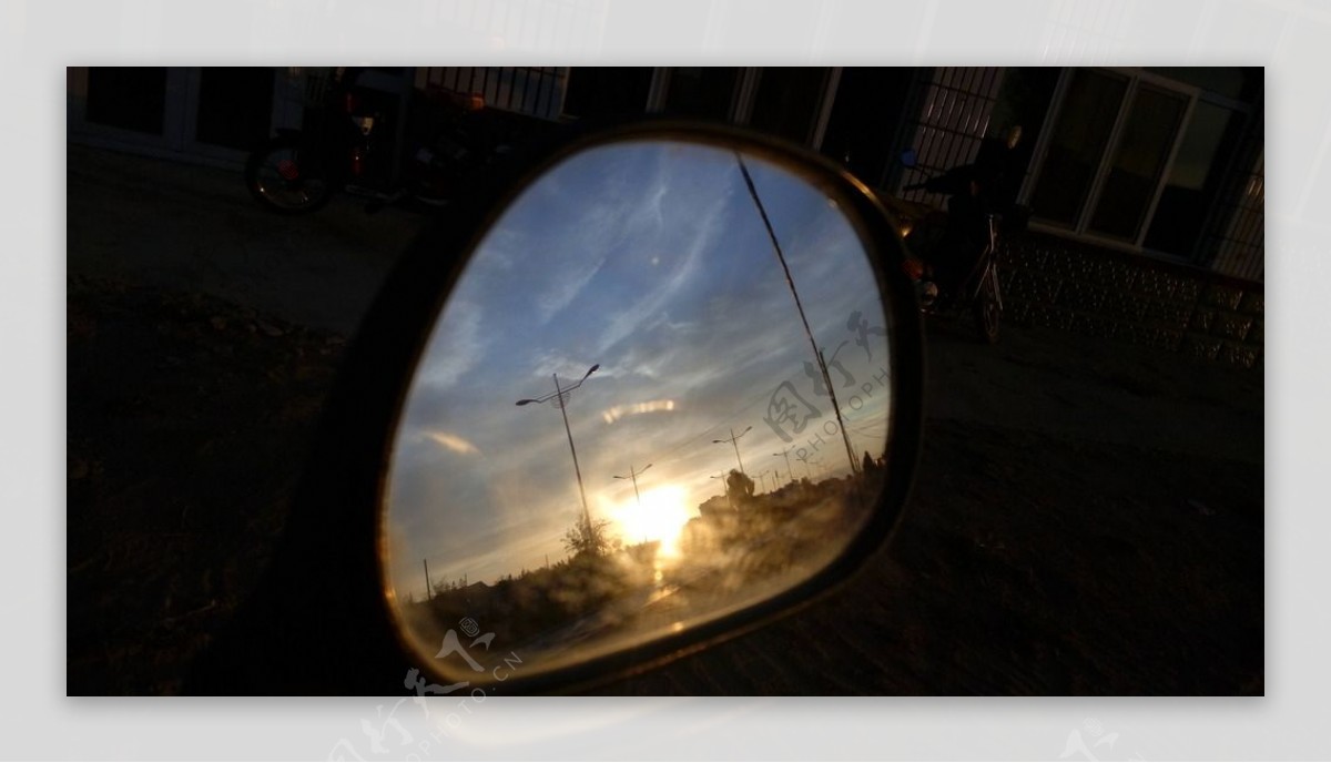 倒车镜中的夕阳图片