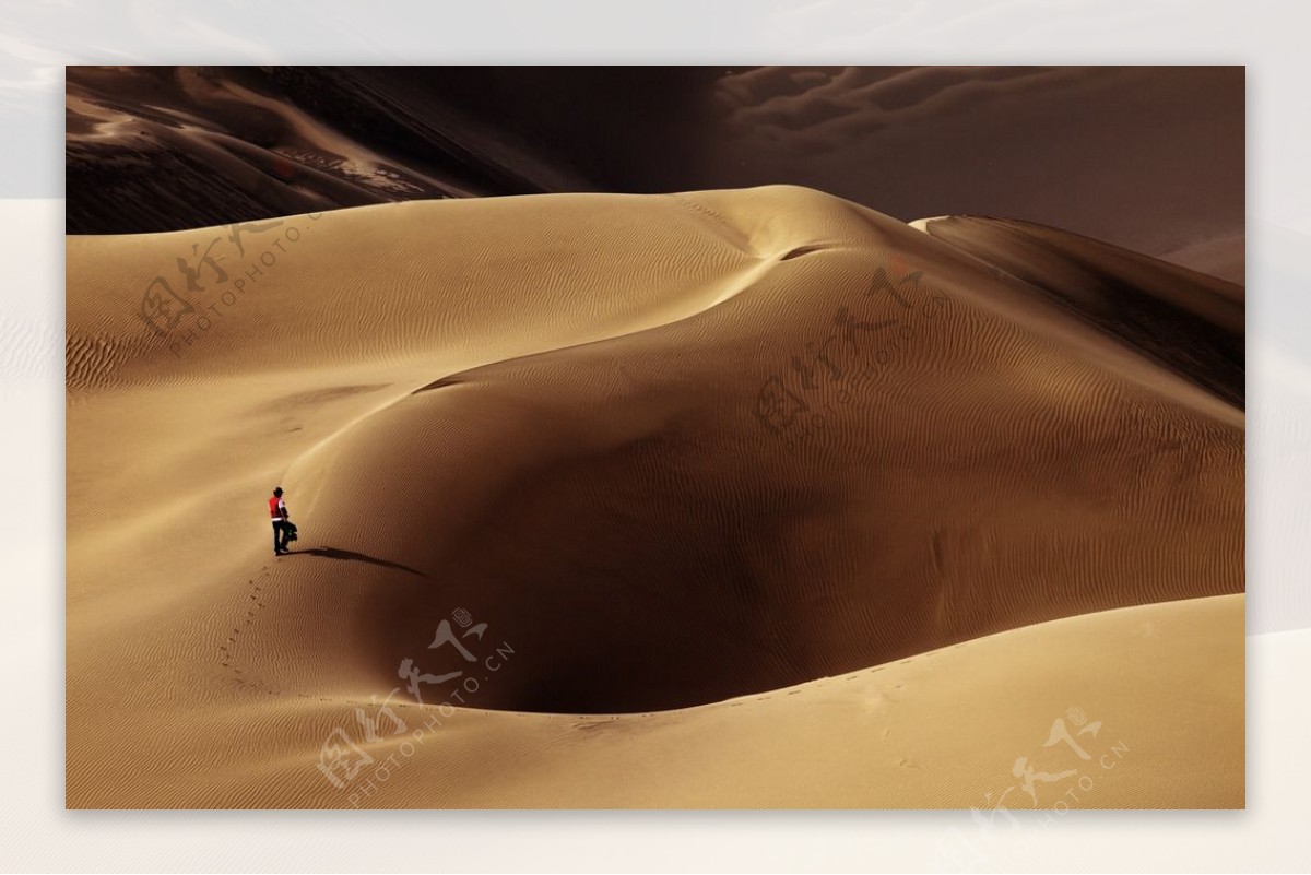 沙漠行人图片