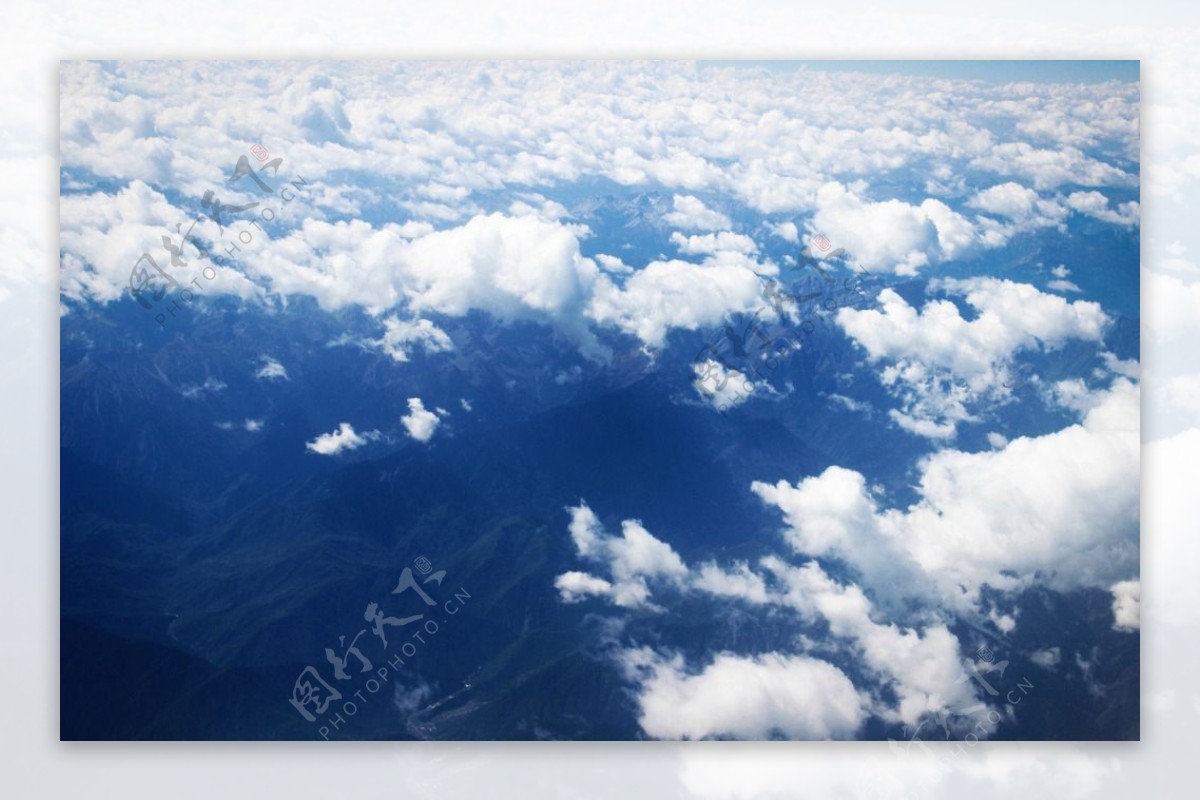 飞机俯瞰云海图片