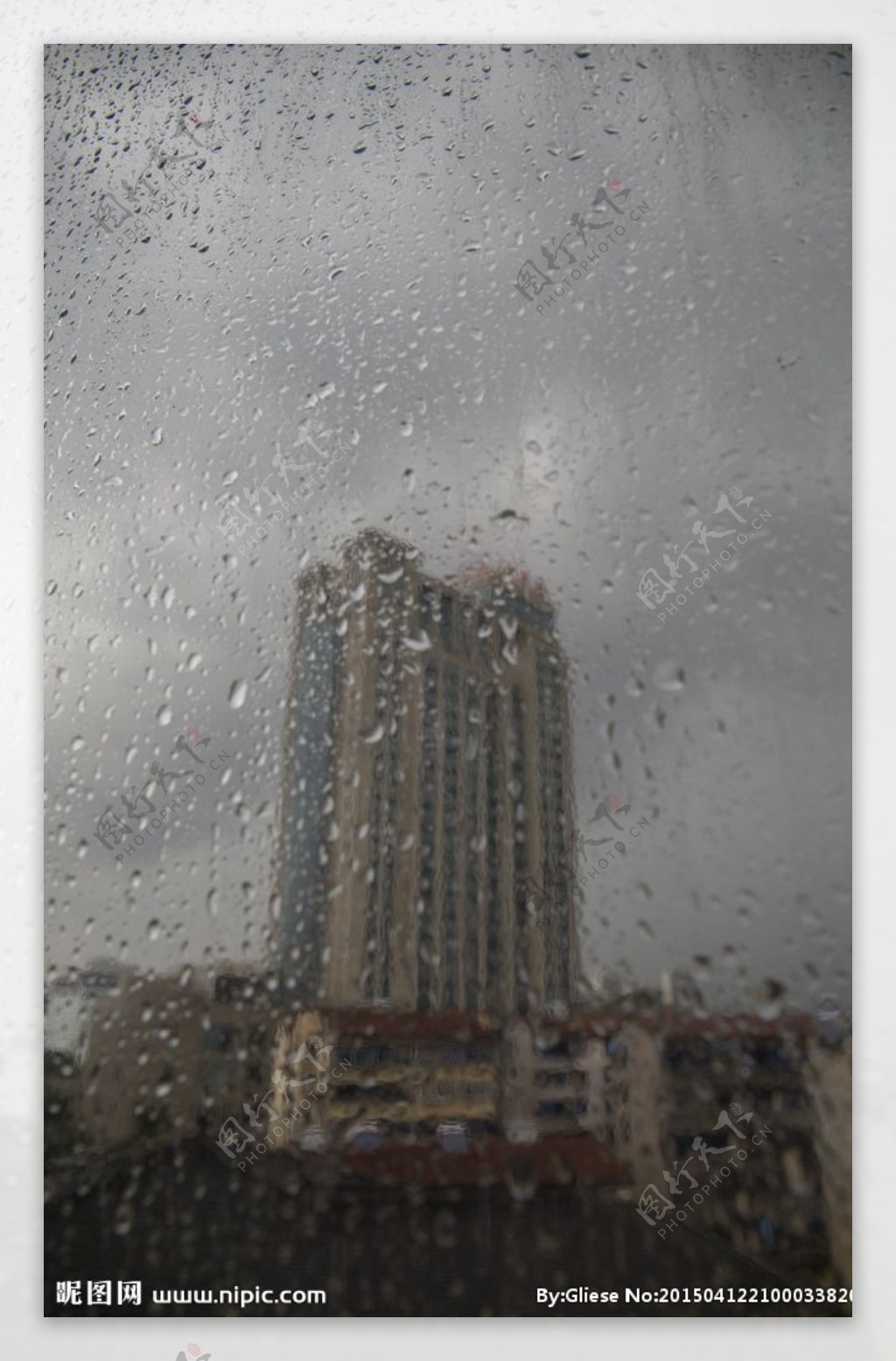 雨中大厦图片