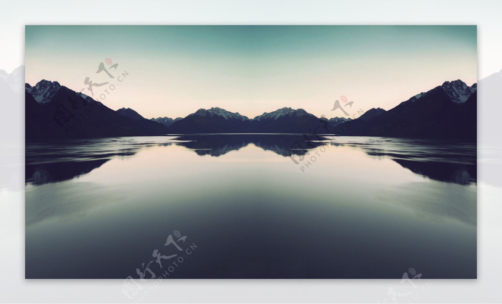 镜面湖水山水摄影图片